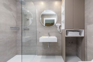 Appartement Deluxe | Salle de bain | Douche, douche à « effet pluie », sèche-cheveux, serviettes fournies