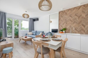 Apartamento Confort | Zona de estar | Televisión LED de 50 pulgadas con canales por satélite, una televisión