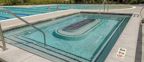 Piscina rectangular con tablon de clavados y puesto de salvavidas.