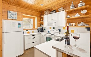 Frigorifero, microonde, forno, piano cottura