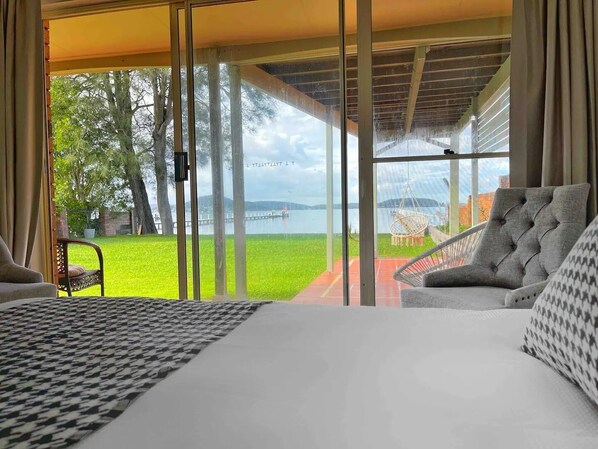 6 bedrooms, iron/ironing board, WiFi, bed sheets - Waterfront with Previte Jetty 7 BR Holiday Home (Tascott)