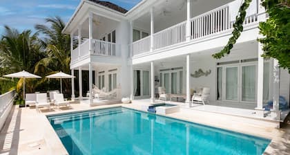 Serene waterfront house w pool, dock & beautiful sunsets - 5 min walk to beach.