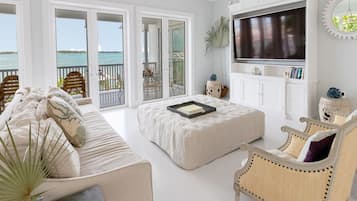 Una Smart TV, una mesa de tenis de mesa