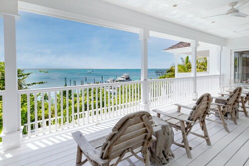 Serene waterfront house w pool, dock & beautiful sunsets - 5 min walk to beach.