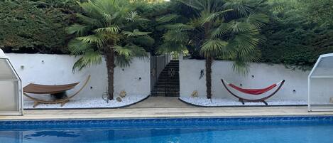 Een buitenzwembad en een verwarmd zwembad