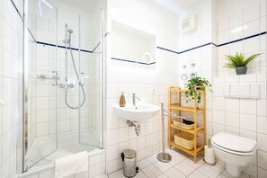 Een douche, een haardroger, handdoeken, zeep