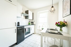 Fridge, oven, stovetop, dishwasher - Zentral Gelegenes 55 m² Design-apartment (Magdeburg)