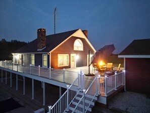 Ein zweistöckiges Haus mit Balkon, Schornstein und Satellitenschüssel.