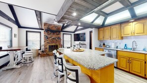 Réfrigérateur, four à micro-ondes, un four, surface de cuisson