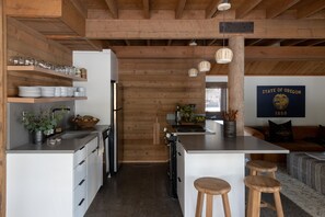 Frigorifero, microonde, forno, piano cottura