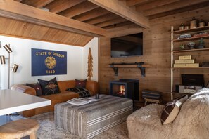 TV, caminetto, impianto stereo