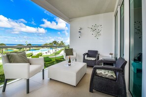 Property grounds - Luxury 5* 3 bdr Oceanfront condo between both Eagle & Palm Beach! (Oranjestad)