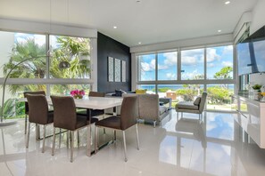 Interior - Luxury 5* 3 bdr Oceanfront condo between both Eagle & Palm Beach! (Oranjestad)