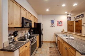 冷蔵庫、オーブン、コンロ、食器洗い機