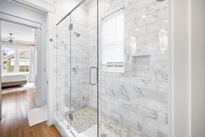 Combined shower/tub, hair dryer, towels