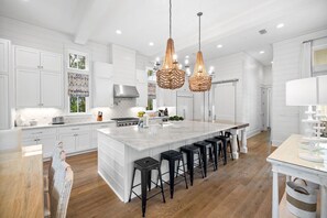 冷蔵庫、電子レンジ、オーブン、コンロ