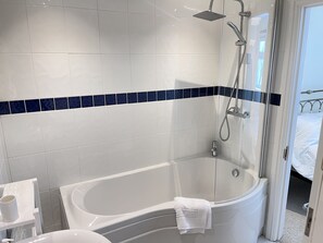 Ducha y bañera combinadas, secador de pelo y toallas