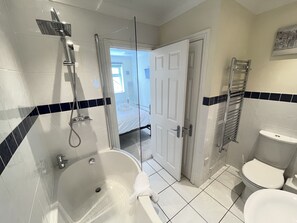 Ducha y bañera combinadas, secador de pelo y toallas