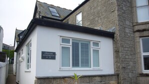 A white building with a sign reading "LYONSESE APARTMENTS 9-17".