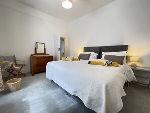 2 bedrooms, iron/ironing board, free WiFi, bed sheets - Morvah - stunning views of the harbour and beyond (St Ives)