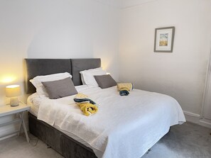2 slaapkamers, een strijkplank/strijkijzer, gratis wifi, beddengoed