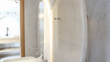 Douche, sĂšche-cheveux, serviettes fournies, savon