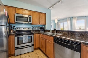 冷蔵庫、電子レンジ、オーブン、コンロ