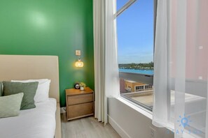 1 habitación, escritorio, tabla de planchar con plancha y cuna de viaje 