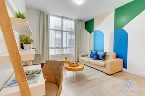 Televisión y oficina 