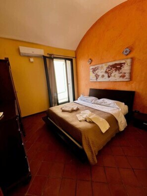 2 bedrooms, desk, travel cot, free WiFi