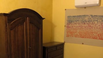 2 bedrooms, desk, travel cot, free WiFi
