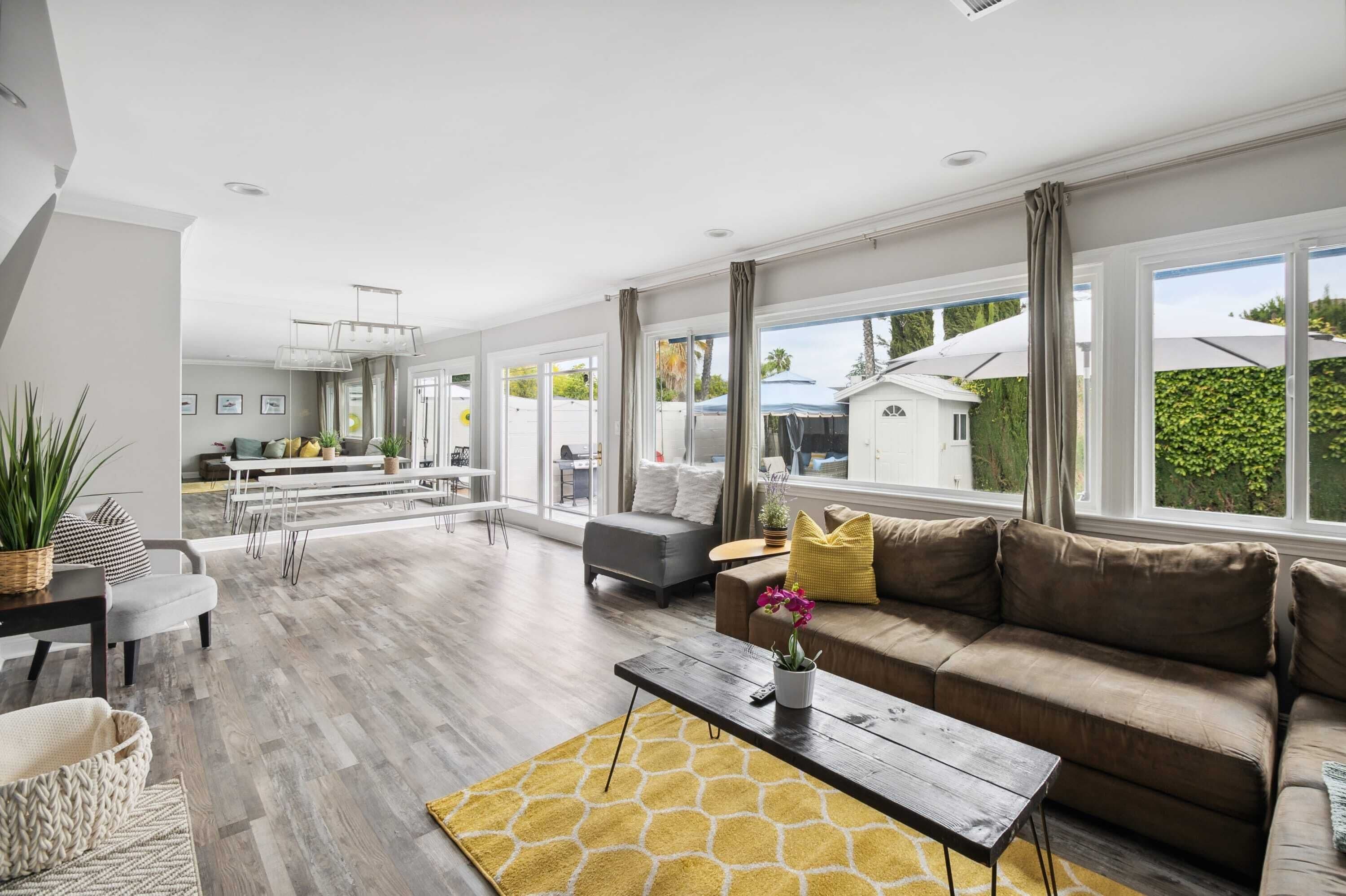 Super bright and sunny living room!