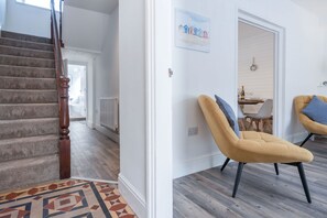 独立别墅 (3 Bedrooms) | 起居区 | 32-英寸智能电视 （配备有线频道）、电视