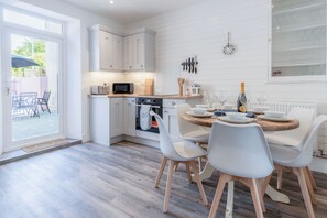 Mikrovågsugn, ugn, spishäll och diskmaskin