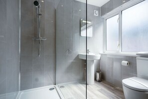 House (3 Bedrooms) | Bathroom | Shower, hair dryer, towels