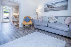Casa (3 Bedrooms) | Zona de estar | Smart TV de 32 pulgadas con canales por cable, una televisión
