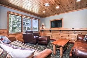 Smart TV, fireplace - Large lakeside cabin, sleeps up to 18, prefect for snowmobile headquarters! (Arbor Vitae)