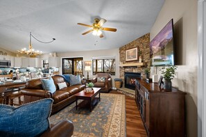 Smart TV, chimenea, videojuegos, futbolito