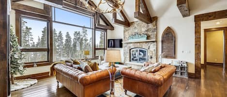 House, 5 Bedrooms | Living area