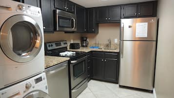 Refrigerador, cafetera/tetera