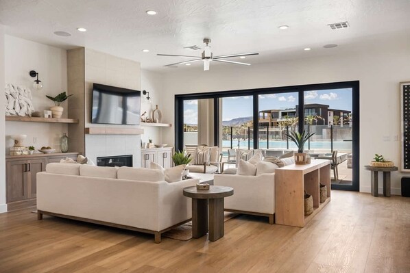 Casa, varias habitaciones | Área de sala de estar | Smart TV 