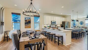 House, 5 Bedrooms | Dining