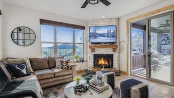 House, 5 Bedrooms | Living area | Smart TV