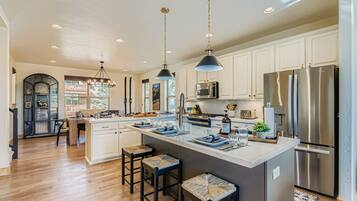 Casa, 5 habitaciones | Cocina privada | Refrigerador, horno, cafetera y tetera y tetera eléctrica