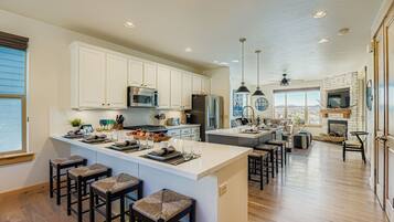 House, 5 Bedrooms | Private kitchen | Fridge, oven, coffee/tea maker, electric kettle