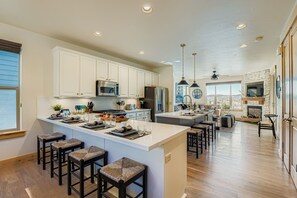 House, 5 Bedrooms | Private kitchen | Fridge, oven, coffee/tea maker, electric kettle - 5410 Cross Country Mountain Ski Getaway With Hot Tub & Pool! 5 Bedroom Home by RedAwning (Park City)