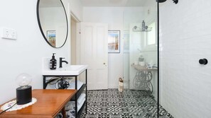 Douche, sèche-cheveux, serviettes fournies, shampoing