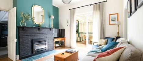 TV, fireplace