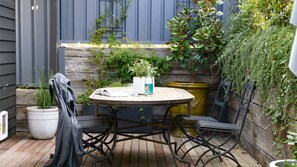 Outdoor dining - Newman House (Daylesford)