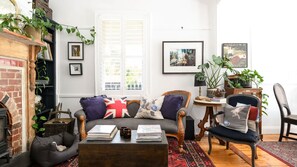 TV, fireplace - Newman House (Daylesford)